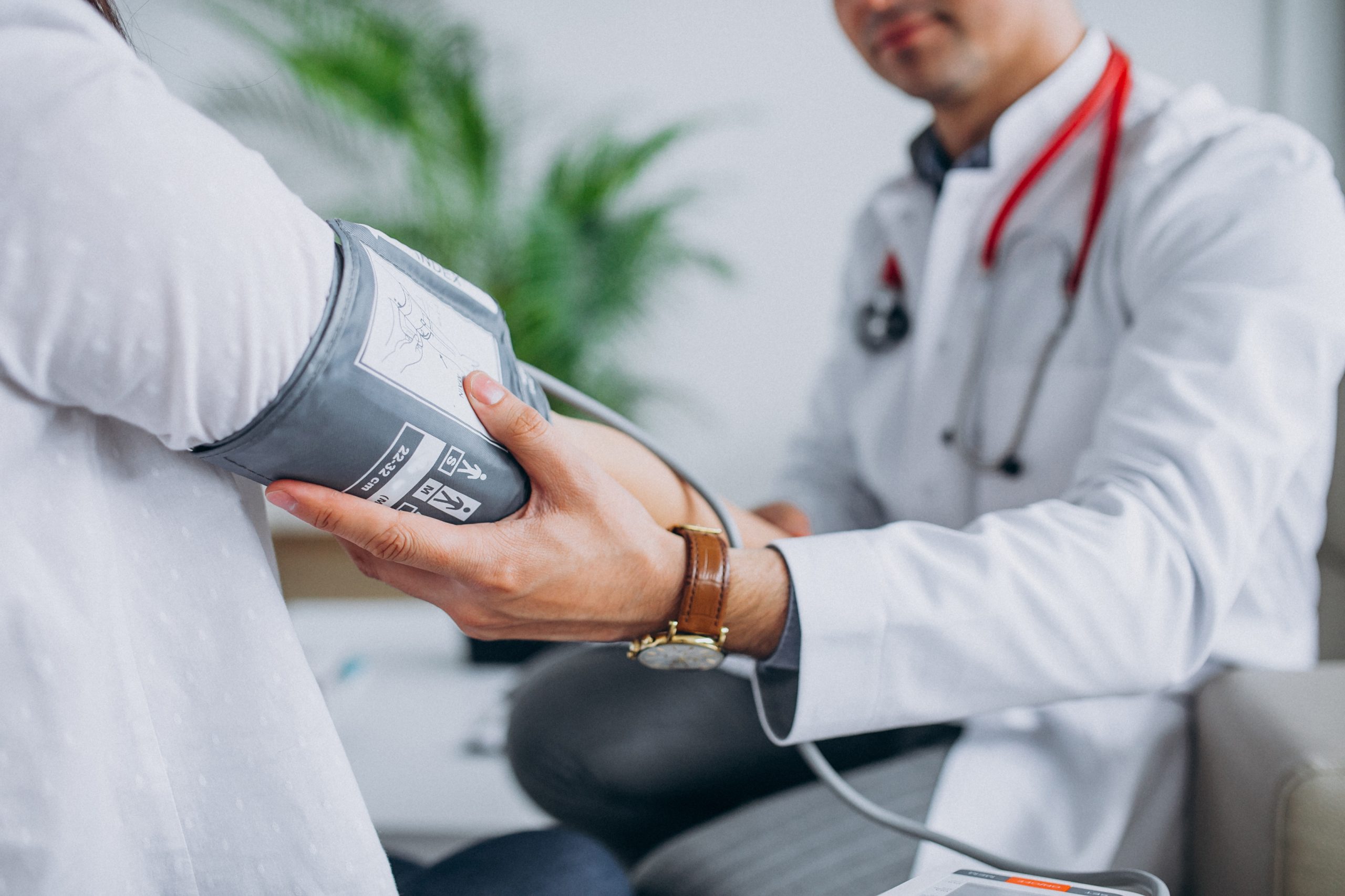 Cum decurge o ședință de cardiologie la Arra Medical Center Iași – evaluare completă, ecografie cardiacă și EKG
