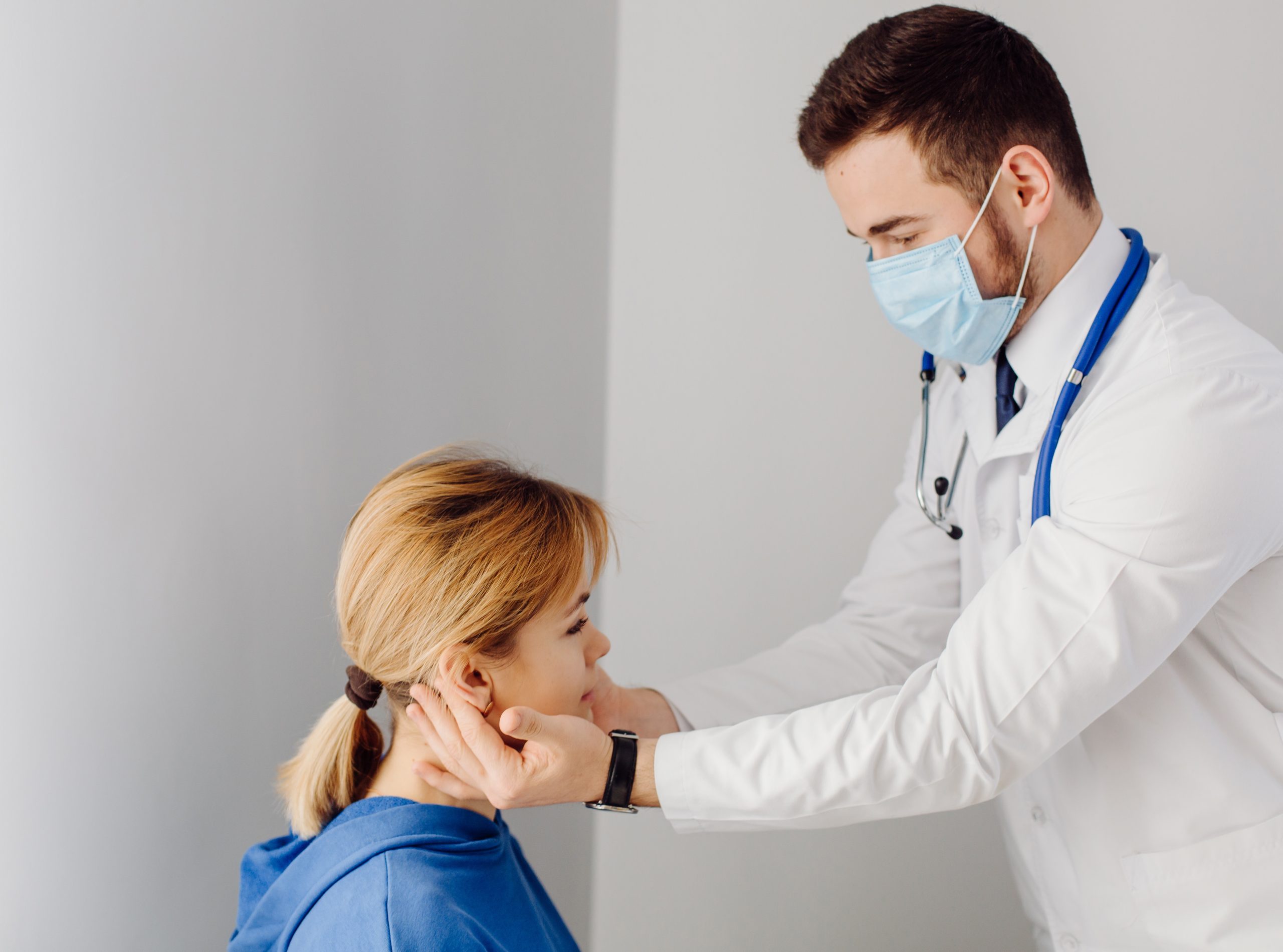 Simptome care impun consult ORL – dureri în gât, respirație greoaie, infecții recurente