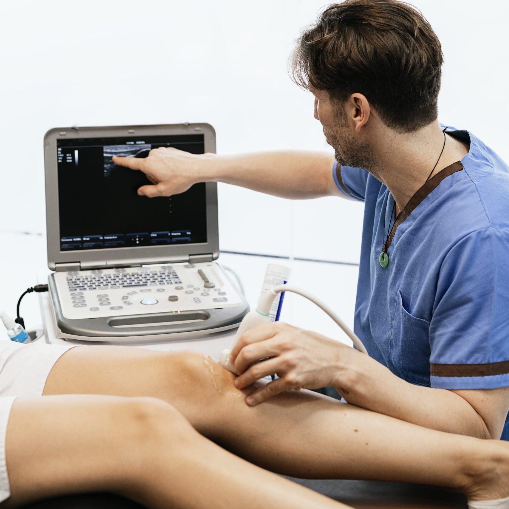 Consultație de chirurgie vasculară la Arra Medical Center Iași – evaluare cu ecografie Doppler