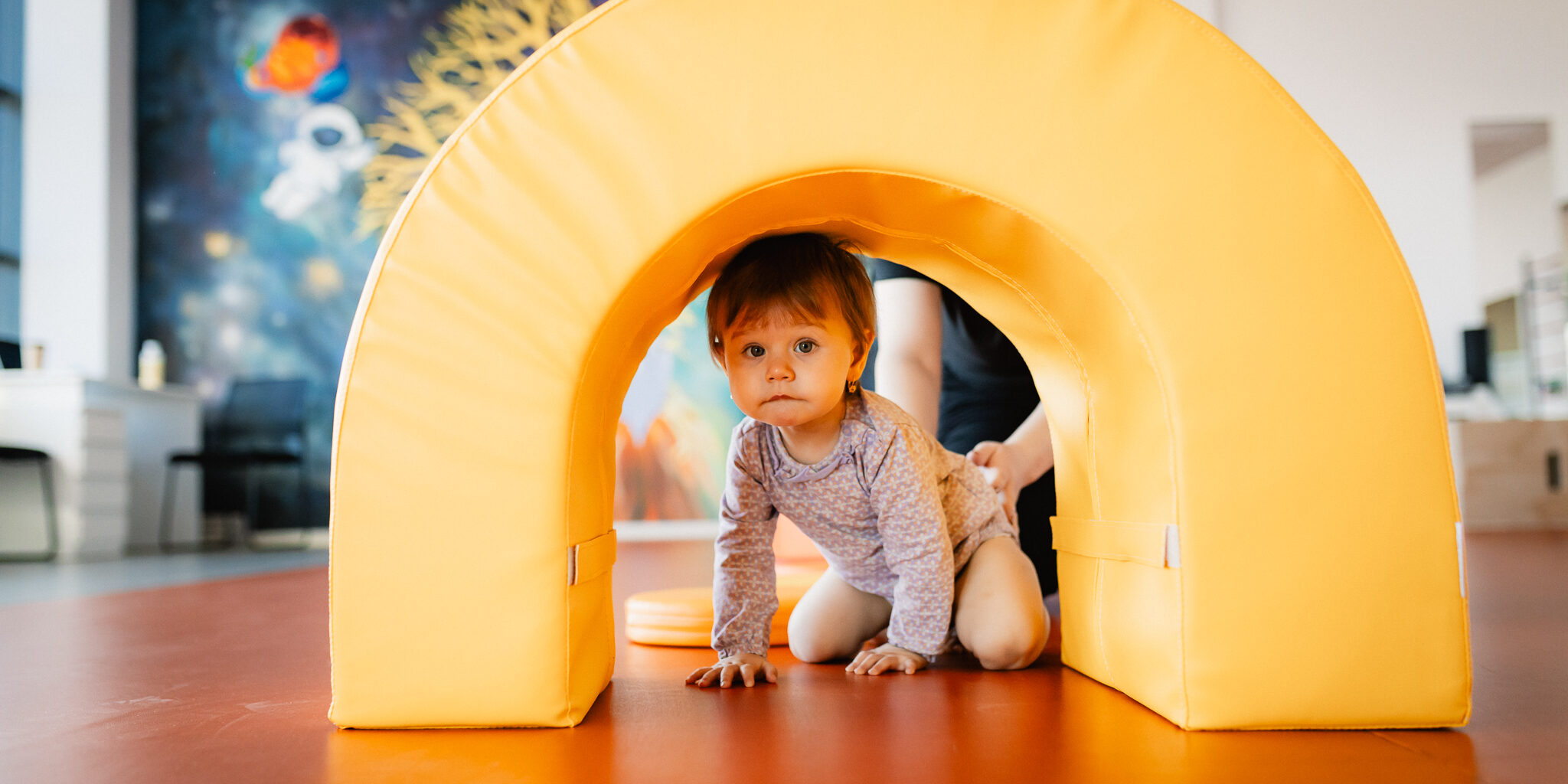 arra-medical-center-terapie-bobath Fetiță mică participă la o sesiune de kinetoterapie pediatrică, supravegheată de un specialist, într-un spațiu modern de recuperare pentru copii; imagine reprezentativă pentru servicii de kinetoterapie copii Iași, recuperare neuromotorie, exerciții de stimulare motorie, tratamente personalizate pentru afecțiuni ortopedice și neurologice, desfășurate într-o clinică medical center prietenoasă, adaptată complet nevoilor fiecărui copil