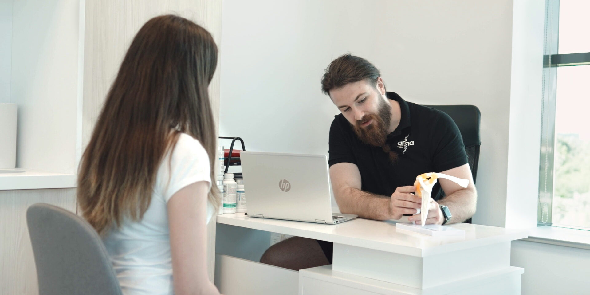 Evaluare musculo-scheletală – identificarea dezechilibrelor posturale și a durerilor Alt text: Când este recomandată o evaluare musculo-scheletală – Arra Medical Center Iași