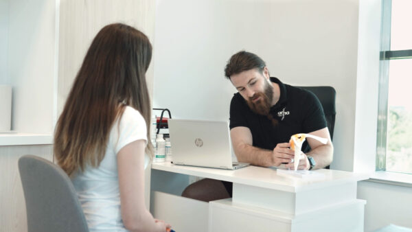 Evaluare musculo-scheletală – identificarea dezechilibrelor posturale și a durerilor Alt text: Când este recomandată o evaluare musculo-scheletală – Arra Medical Center Iași