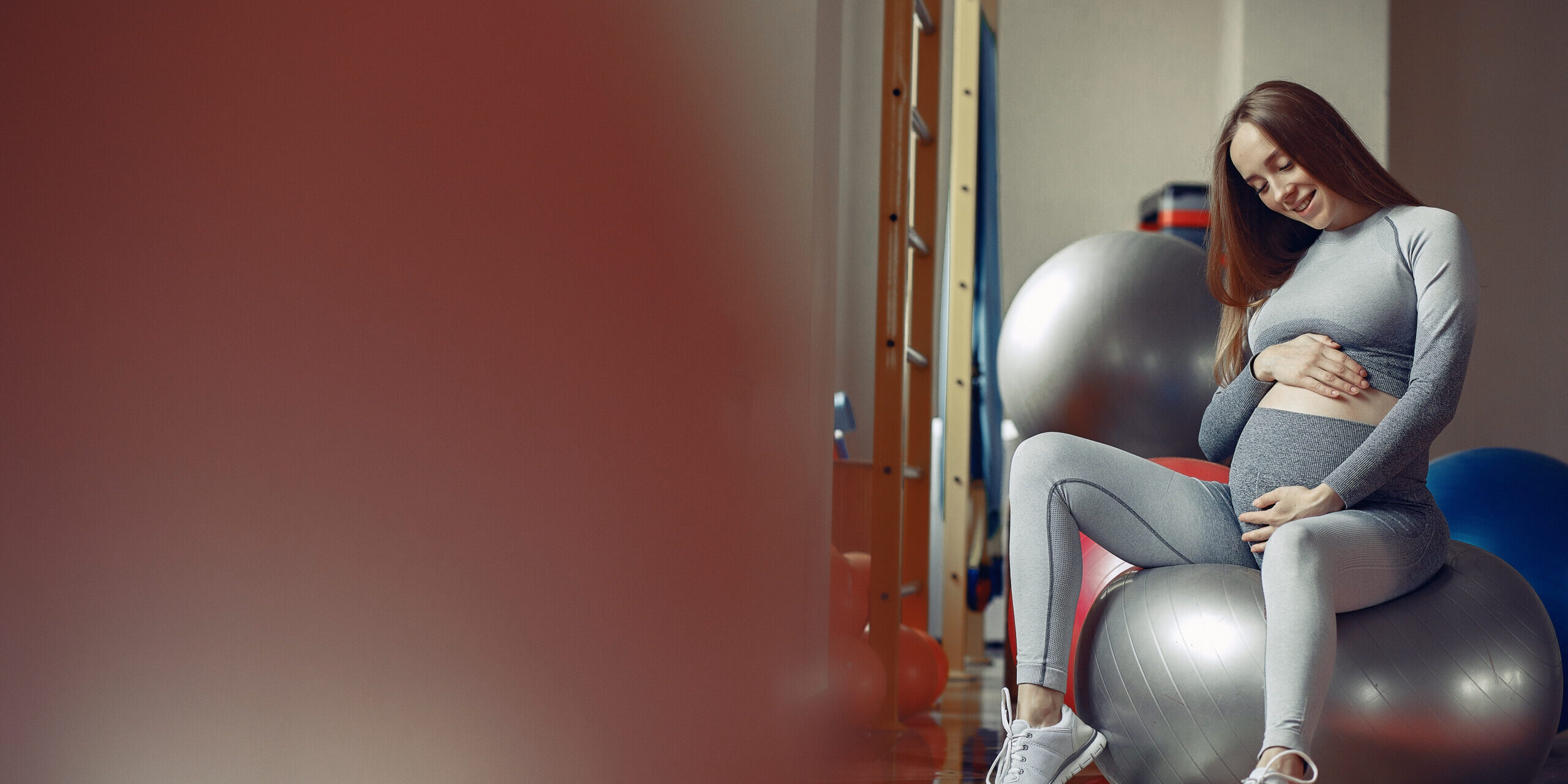 Pregnant woman training in a gym