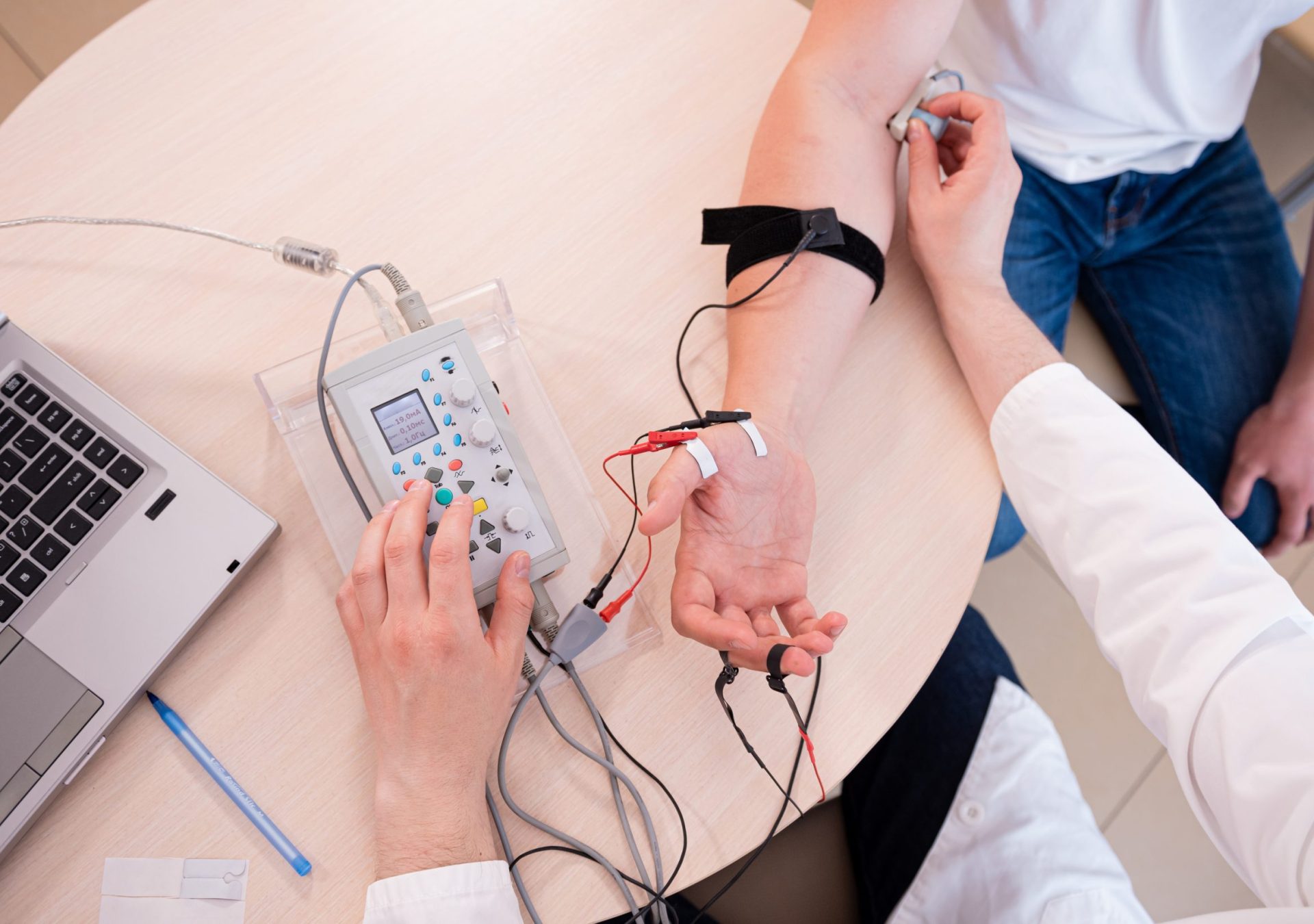 Examinare EMG la Arra Medical Center Iași – diagnosticarea afecțiunilor nervoase și musculare